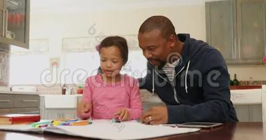 <strong>爸爸</strong>和女儿玩彩色蜡笔4k
